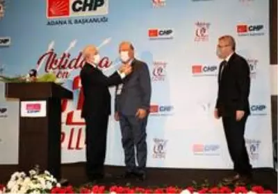 Adana'da CHP'ye yeni üye olanlara rozetlerini Kılıçdaroğlu taktı Adana'da CHP'ye yeni üye olanlara rozetlerini Kılıçdaroğlu taktı