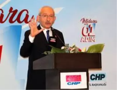 Adana'da CHP'ye yeni üye olanlara rozetlerini Kılıçdaroğlu taktı Adana'da CHP'ye yeni üye olanlara rozetlerini Kılıçdaroğlu taktı