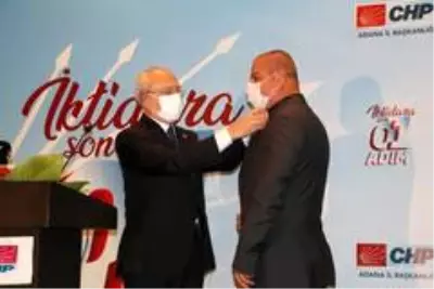 Adana'da CHP'ye yeni üye olanlara rozetlerini Kılıçdaroğlu taktı Adana'da CHP'ye yeni üye olanlara rozetlerini Kılıçdaroğlu taktı
