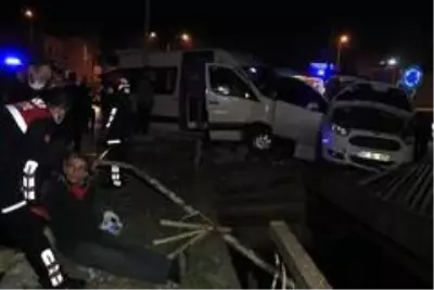 Adana'da işçi servisi ile hafif ticari araç çarpıştı: 4 yaralı Adana'da işçi servisi ile hafif ticari araç çarpıştı: 4 yaralı