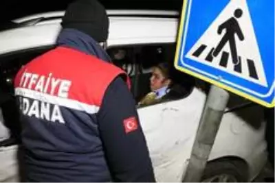 Adana'da işçi servisi ile hafif ticari araç çarpıştı: 4 yaralı Adana'da işçi servisi ile hafif ticari araç çarpıştı: 4 yaralı
