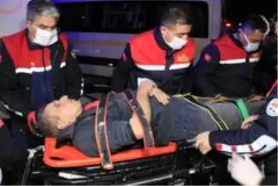 Adana'da işçi servisi ile hafif ticari araç çarpıştı: 4 yaralı Adana'da işçi servisi ile hafif ticari araç çarpıştı: 4 yaralı