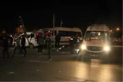 Adana'da işçi servisi ile hafif ticari araç çarpıştı: 4 yaralı Adana'da işçi servisi ile hafif ticari araç çarpıştı: 4 yaralı
