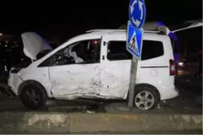 Adana'da işçi servisi ile hafif ticari araç çarpıştı: 4 yaralı Adana'da işçi servisi ile hafif ticari araç çarpıştı: 4 yaralı