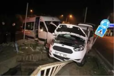 Adana'da işçi servisi ile hafif ticari araç çarpıştı: 4 yaralı Adana'da işçi servisi ile hafif ticari araç çarpıştı: 4 yaralı