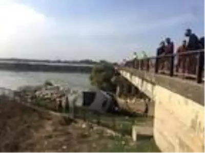 Adana'da tır köprüden aşağı düştü Adana'da tır köprüden aşağı düştü