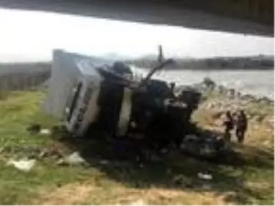 Adana'da tır köprüden aşağı düştü Adana'da tır köprüden aşağı düştü