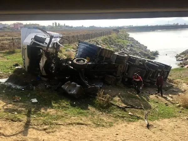 Adana'da tır köprüden aşağı düştü