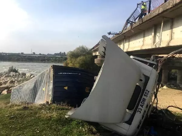 Adana'da tır köprüden aşağı düştü