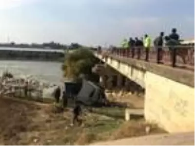 Adana'da tır köprüden aşağı düştü Adana'da tır köprüden aşağı düştü