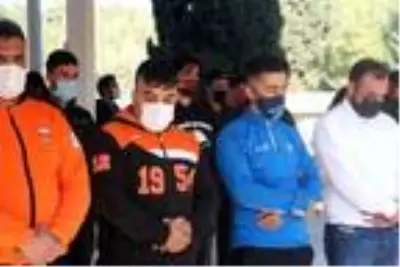 Adana'yı yasa boğan ölüm: Duru Balım, gözyaşları arasında toprağa verildi Adana'yı yasa boğan ölüm: Duru Balım, gözyaşları arasında toprağa verildi