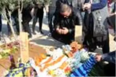 Adana'yı yasa boğan ölüm: Duru Balım, gözyaşları arasında toprağa verildi Adana'yı yasa boğan ölüm: Duru Balım, gözyaşları arasında toprağa verildi