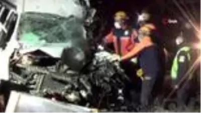 Afyonkarahisar'da yolcu otobüsü ile kamyonet çarpıştı: 1 ölü 5 yaralı Afyonkarahisar'da yolcu otobüsü ile kamyonet çarpıştı: 1 ölü 5 yaralı