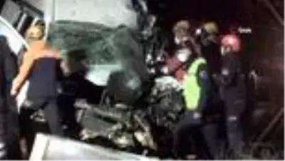 Afyonkarahisar'da yolcu otobüsü ile kamyonet çarpıştı: 1 ölü 5 yaralı Afyonkarahisar'da yolcu otobüsü ile kamyonet çarpıştı: 1 ölü 5 yaralı