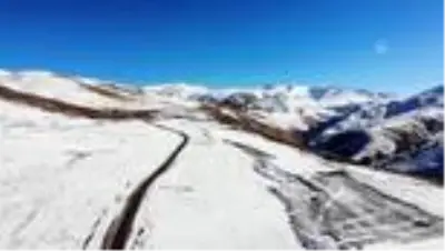 Ağrı'nın bir yanı kar, bir yanı da sonbahar Ağrı'nın bir yanı kar, bir yanı da sonbahar
