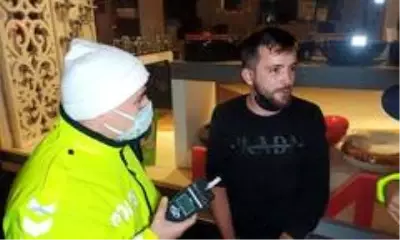 Kısıtlamada kontrolden kaçan alkollü sürücü, yakalanınca polislere 'Ben size ölürüm' diyerek af diledi Kısıtlamada kontrolden kaçan alkollü sürücü, yakalanınca polislere 'Ben size ölürüm' diyerek af diledi