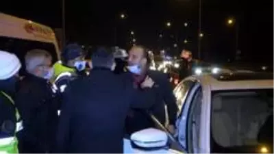 Kısıtlamada kontrolden kaçan alkollü sürücü yakalanınca polislere 'Ben size ölürüm' diyerek af diledi Kısıtlamada kontrolden kaçan alkollü sürücü yakalanınca polislere 'Ben size ölürüm' diyerek af diledi