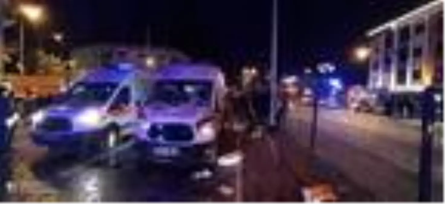 Ambulans ile otomobil çarpıştı 2 yaralı