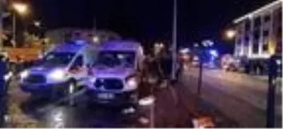 Ambulans ile otomobil çarpıştı 2 yaralı Ambulans ile otomobil çarpıştı 2 yaralı