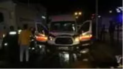 Ambulans ile otomobil çarpıştı 2 yaralı Ambulans ile otomobil çarpıştı 2 yaralı