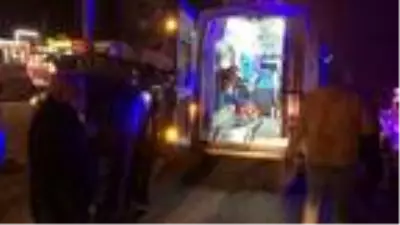 Ambulans ile otomobil çarpıştı 2 yaralı Ambulans ile otomobil çarpıştı 2 yaralı