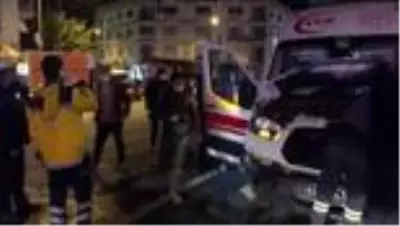 Ambulans otomobil ile çarpıştı: 2 yaralı Ambulans otomobil ile çarpıştı: 2 yaralı