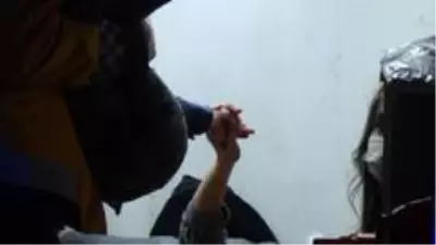Son dakika haber | Anne eli...Yaralı anne kendi acısını unuttu çocuğunu böyle teselli etti Son dakika haber | Anne eli...Yaralı anne kendi acısını unuttu çocuğunu böyle teselli etti