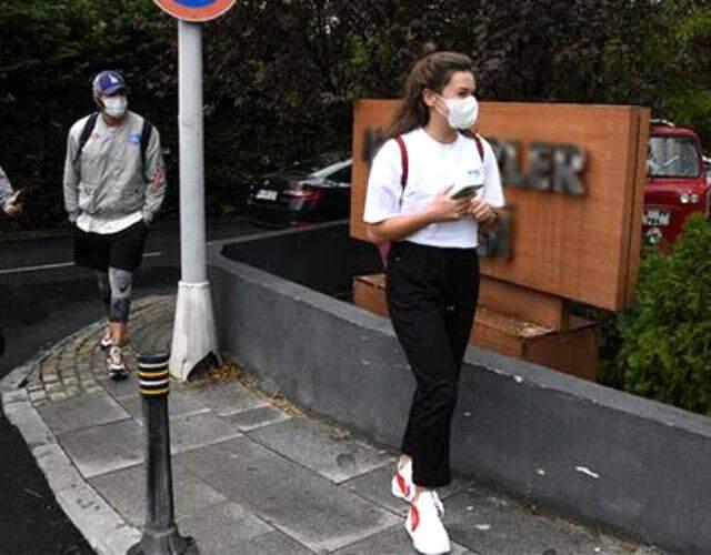 Aşk iddialarını sürekli yalanlayan Barış Murat Yağcı ve Nisa Bölükbaşı, dudak dudağa görüntülendi Aşk iddialarını sürekli yalanlayan Barış Murat Yağcı ve Nisa Bölükbaşı, dudak dudağa görüntülendi
