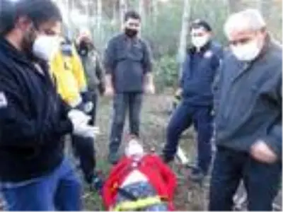 Kayışdağı Ormanı'nda mantar toplarken yere düşen yaşlı kadının ayağı kırıldı Kayışdağı Ormanı'nda mantar toplarken yere düşen yaşlı kadının ayağı kırıldı