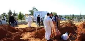 Aydın: Aydın Efeler'de Mezarlıklar Müdürlüğü görevlileri en yoğun günlerden birini yaşadı Aydın: Aydın Efeler'de Mezarlıklar Müdürlüğü görevlileri en yoğun günlerden birini yaşadı