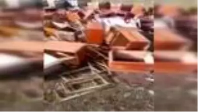 Ayılar 50 kovanı parçaladı, 100 kilo balı yedi Ayılar 50 kovanı parçaladı, 100 kilo balı yedi