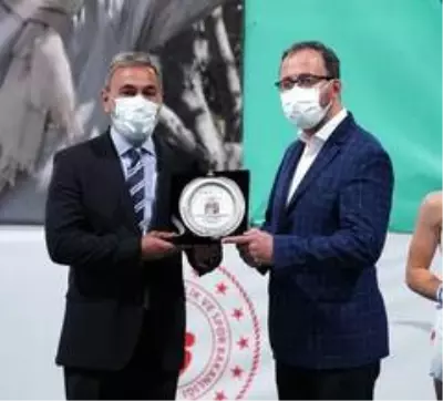 Bakan Kasapoğlu, 'Prof. Dr. Cemil Taşçıoğlu Tenis Turnuvası' ödül törenine katıldı Bakan Kasapoğlu, 'Prof. Dr. Cemil Taşçıoğlu Tenis Turnuvası' ödül törenine katıldı