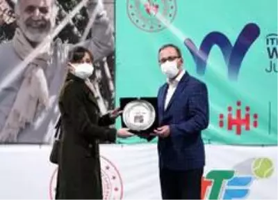 Bakan Kasapoğlu, 'Prof. Dr. Cemil Taşçıoğlu Tenis Turnuvası' ödül törenine katıldı Bakan Kasapoğlu, 'Prof. Dr. Cemil Taşçıoğlu Tenis Turnuvası' ödül törenine katıldı