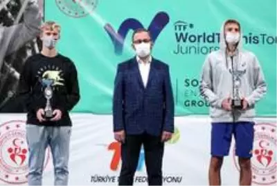 Bakan Kasapoğlu, 'Prof. Dr. Cemil Taşçıoğlu Tenis Turnuvası' ödül törenine katıldı Bakan Kasapoğlu, 'Prof. Dr. Cemil Taşçıoğlu Tenis Turnuvası' ödül törenine katıldı
