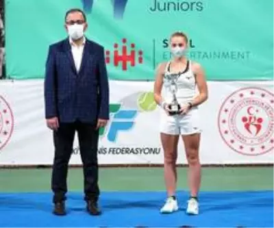 Bakan Kasapoğlu, 'Prof. Dr. Cemil Taşçıoğlu Tenis Turnuvası' ödül törenine katıldı Bakan Kasapoğlu, 'Prof. Dr. Cemil Taşçıoğlu Tenis Turnuvası' ödül törenine katıldı