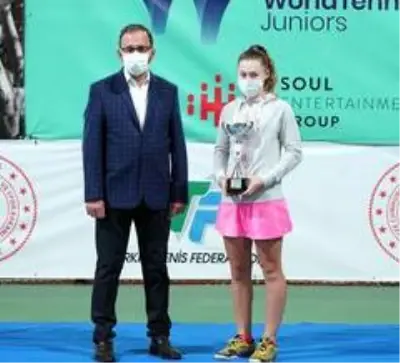 Bakan Kasapoğlu, 'Prof. Dr. Cemil Taşçıoğlu Tenis Turnuvası' ödül törenine katıldı Bakan Kasapoğlu, 'Prof. Dr. Cemil Taşçıoğlu Tenis Turnuvası' ödül törenine katıldı