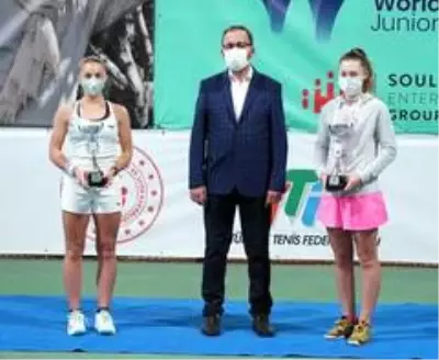 Bakan Kasapoğlu, 'Prof. Dr. Cemil Taşçıoğlu Tenis Turnuvası' ödül törenine katıldı Bakan Kasapoğlu, 'Prof. Dr. Cemil Taşçıoğlu Tenis Turnuvası' ödül törenine katıldı