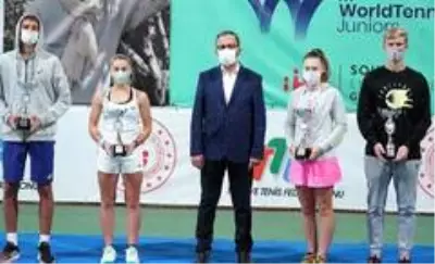 Bakan Kasapoğlu, 'Prof. Dr. Cemil Taşçıoğlu Tenis Turnuvası' ödül törenine katıldı Bakan Kasapoğlu, 'Prof. Dr. Cemil Taşçıoğlu Tenis Turnuvası' ödül törenine katıldı