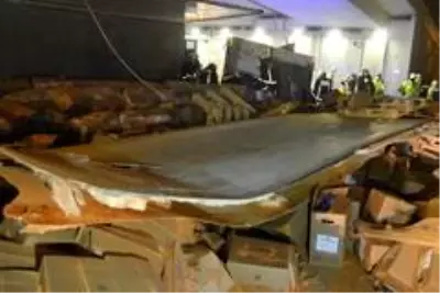 Devrilen tırın sürücüsü hayatını kaybetti Devrilen tırın sürücüsü hayatını kaybetti