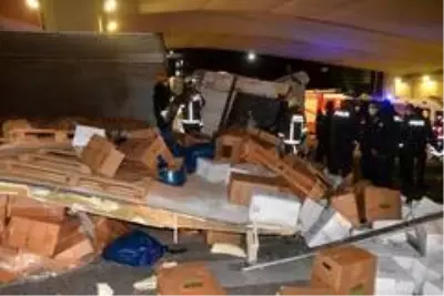 Devrilen tırın sürücüsü hayatını kaybetti Devrilen tırın sürücüsü hayatını kaybetti