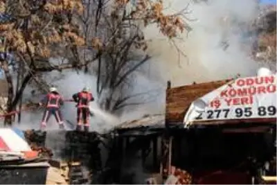 Son dakika! Başkent'te odun deposundaki yangın korkuttu Son dakika! Başkent'te odun deposundaki yangın korkuttu