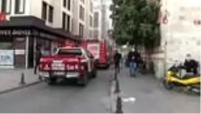 Son dakika 3. sayfa: Beyazıt Meydan Darphane sokakta bulunan bir otel inşaatında yangın çıktı. Olay yerine çok sayıda itfaiye ekibi sevk edildi Son dakika 3. sayfa: Beyazıt Meydan Darphane sokakta bulunan bir otel inşaatında yangın çıktı. Olay yerine çok sayıda itfaiye ekibi sevk edildi