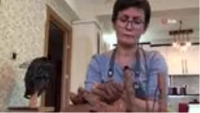 Bir elinde şırınga bir elinde fırçayla hem hastaları iyileştiriyor hem de sanatını yapıyor Bir elinde şırınga bir elinde fırçayla hem hastaları iyileştiriyor hem de sanatını yapıyor