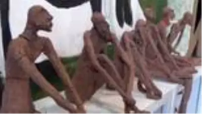 Bir elinde şırınga bir elinde fırçayla hem hastaları iyileştiriyor hem de sanatını yapıyor Bir elinde şırınga bir elinde fırçayla hem hastaları iyileştiriyor hem de sanatını yapıyor