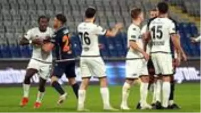 Bitiş düdüğü sonrası Başakşehirli ve Denizlisporlu futbolcular birbirine girdi Bitiş düdüğü sonrası Başakşehirli ve Denizlisporlu futbolcular birbirine girdi