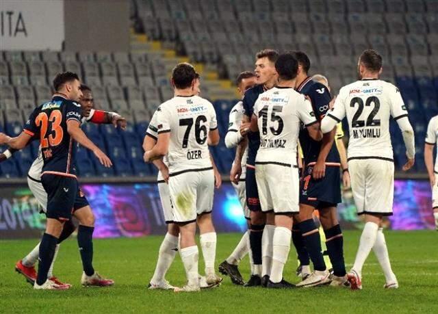 Bitiş düdüğü sonrası Başakşehirli ve Denizlisporlu futbolcular birbirine girdi Bitiş düdüğü sonrası Başakşehirli ve Denizlisporlu futbolcular birbirine girdi