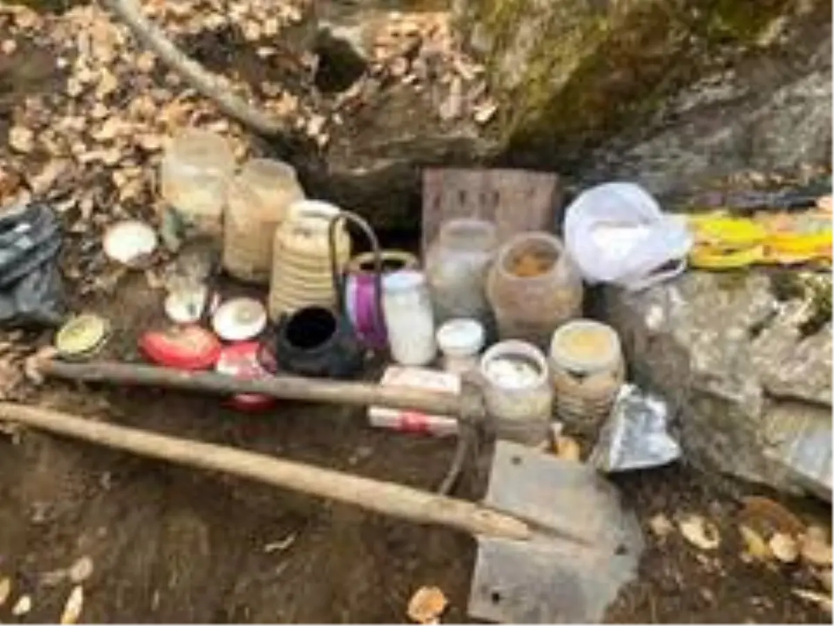 Bitlis'te terör örgütünce toprağa gizlenmiş yaşam malzemesi ele geçirildi