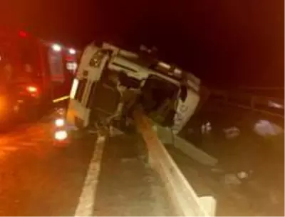 Bolu'da bariyerlere çarpan balık yüklü tır devrildi: 1 yaralı Bolu'da bariyerlere çarpan balık yüklü tır devrildi: 1 yaralı