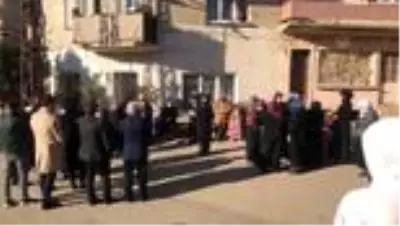 Son dakika haberi | Boşanma aşamasında olduğu eşi tarafından öldürülen kadın toprağa verildi Son dakika haberi | Boşanma aşamasında olduğu eşi tarafından öldürülen kadın toprağa verildi