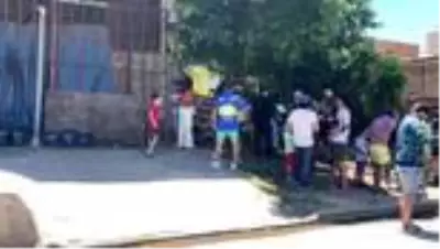 BUENOS AIRES - Hayranları, Maradona'nın doğduğu evin önüne çiçekler ve kartlar bıraktı BUENOS AIRES - Hayranları, Maradona'nın doğduğu evin önüne çiçekler ve kartlar bıraktı